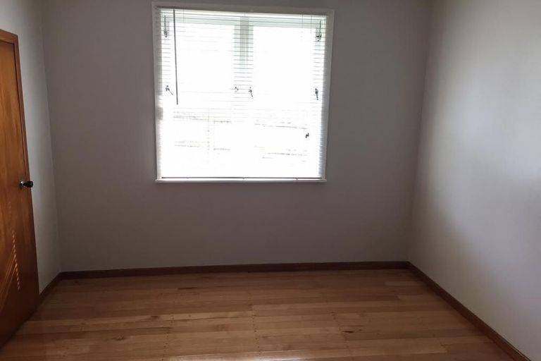 Photo of property in 1/176 Chivalry Road, Glenfield, Auckland, 0629