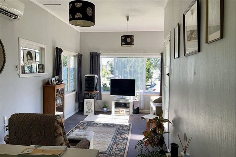 Photo of property in 813 Waitakere Road, Kumeu, 0891
