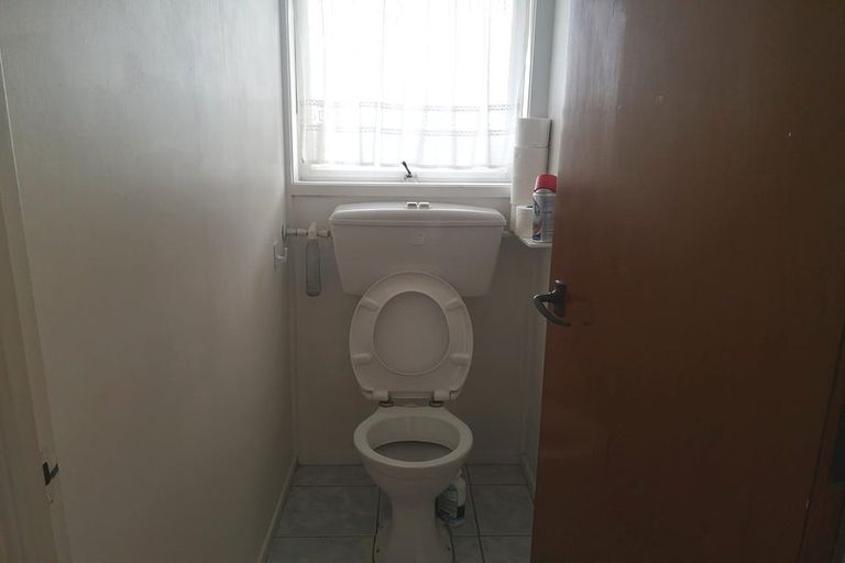 Photo of property in 170 Chivalry Road, Glenfield, Auckland, 0629