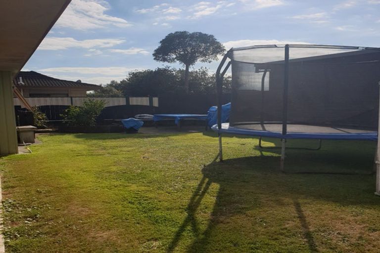 Photo of property in 17a Edgewater Parade, Waiuku, 2123