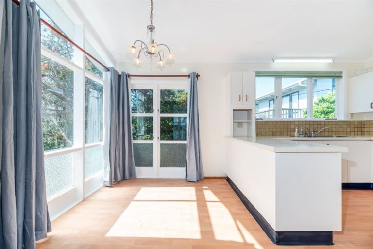 Photo of property in 41 Sunnyside Road, Sunnyvale, Auckland, 0612