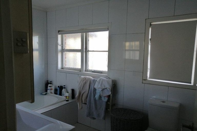 Photo of property in 32 Golf Road, New Lynn, Auckland, 0600