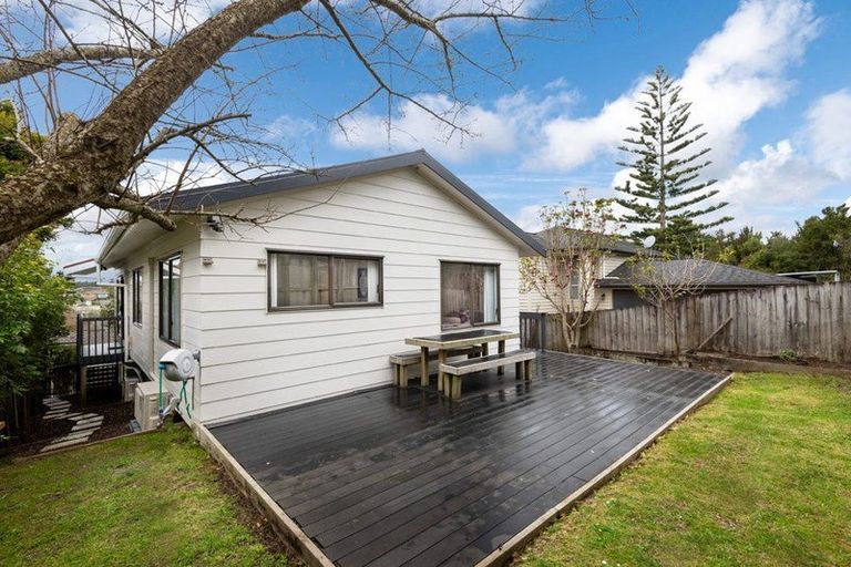 Photo of property in 2/21 Tahu Crescent, Sunnynook, Auckland, 0620
