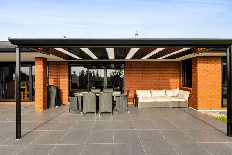 Photo of property in 8 Greenridge Lane, Merrilands, New Plymouth, 4312