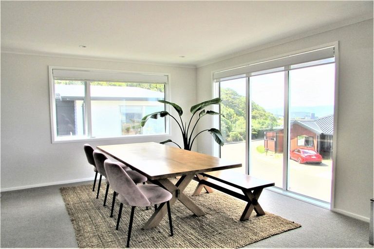 Photo of property in 10 Cromwell Point, Newlands, Wellington, 6037