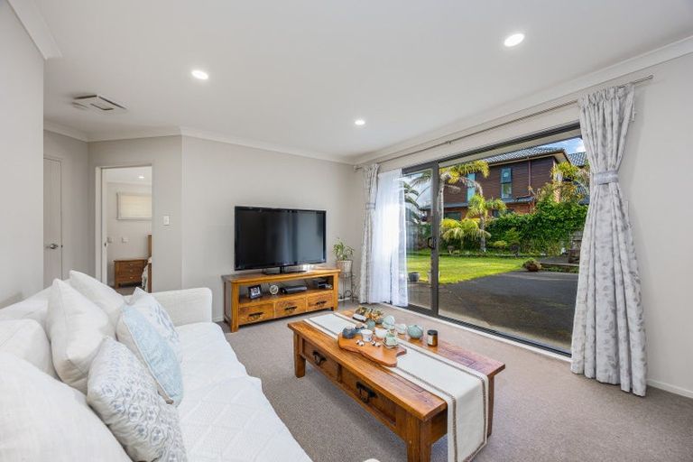 Photo of property in 6 Lough Derg Place, Pinehill, Auckland, 0632