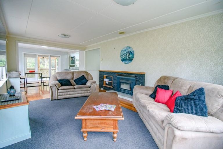 Photo of property in 140 Aokautere Drive, Fitzherbert, Palmerston North, 4410