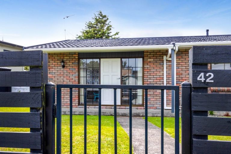 Photo of property in 42 Heta Road, Highlands Park, New Plymouth, 4312