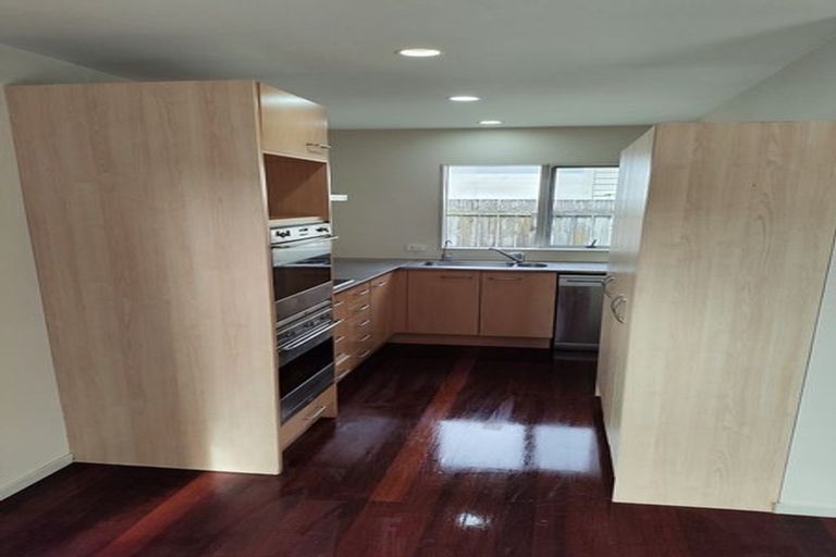 Photo of property in 8 Durham Street, Te Atatu Peninsula, Auckland, 0610