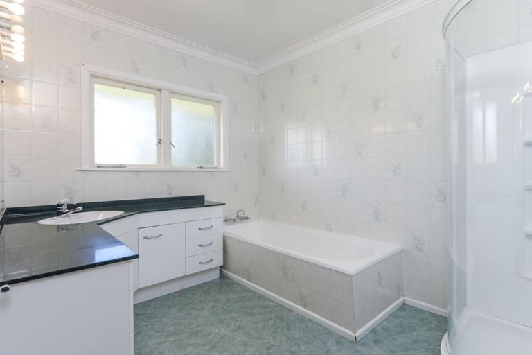 Photo of property in 40 Shaw Road, Oratia, Auckland, 0604