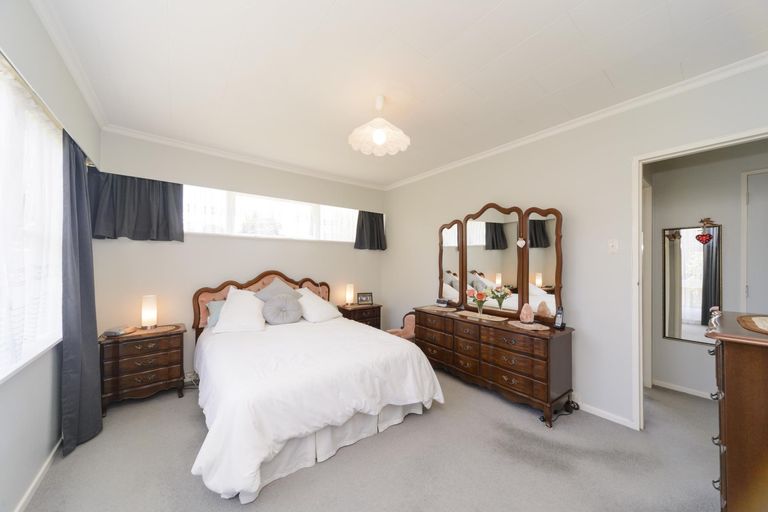 Photo of property in 77 Wikiriwhi Crescent, Awapuni, Palmerston North, 4412