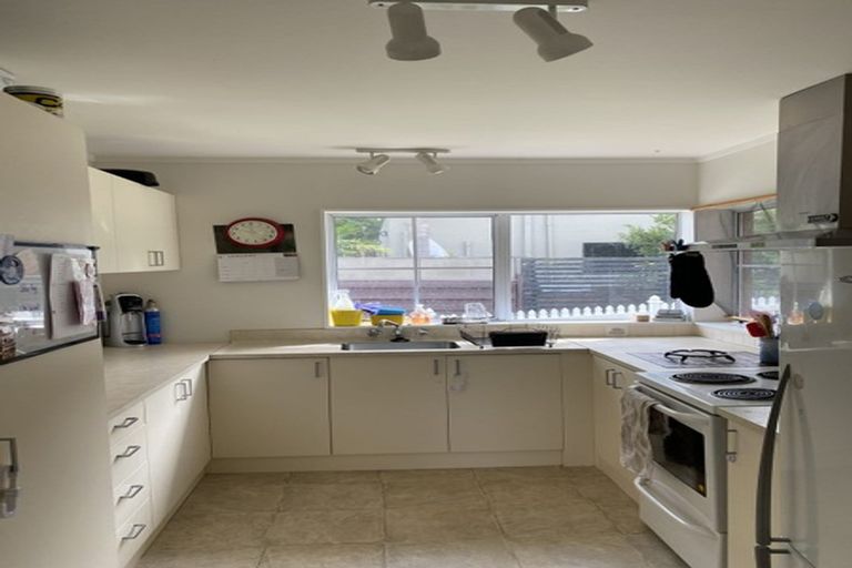 Photo of property in 1/71 Browns Bay Road, Browns Bay, Auckland, 0630