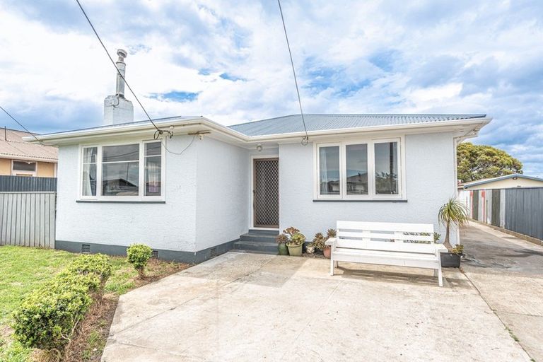 Photo of property in 28 Raupo Street, Castlecliff, Whanganui, 4501