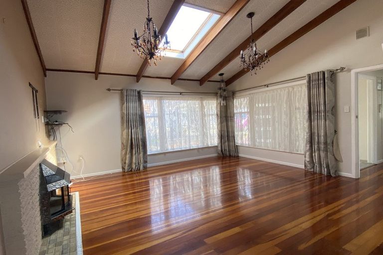 Photo of property in 53 Chatsworth Crescent, Pakuranga Heights, Auckland, 2010