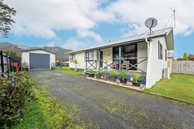 Photo of property in 318 Wellington Road, Wainuiomata, Lower Hutt, 5014