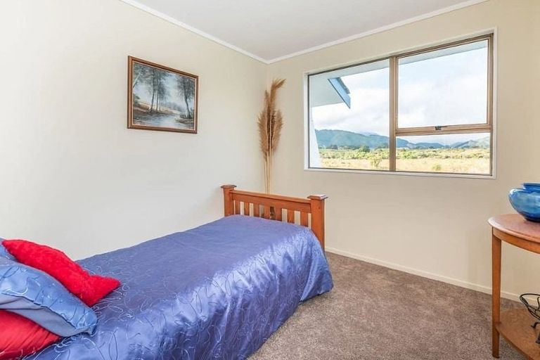 Photo of property in 13 Freyberg Crescent, Waikanae Beach, Waikanae, 5036