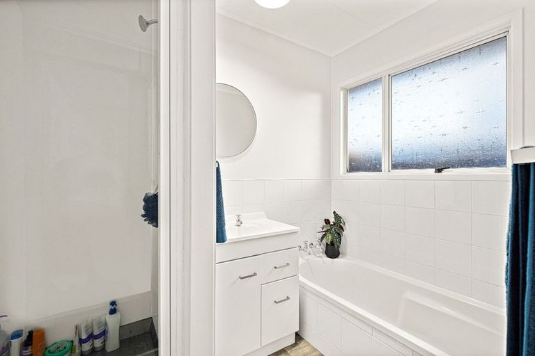 Photo of property in 160 Colwill Road, Massey, Auckland, 0614