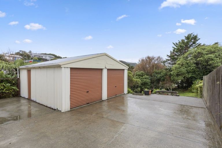 Photo of property in 207 Miromiro Road, Normandale, Lower Hutt, 5010