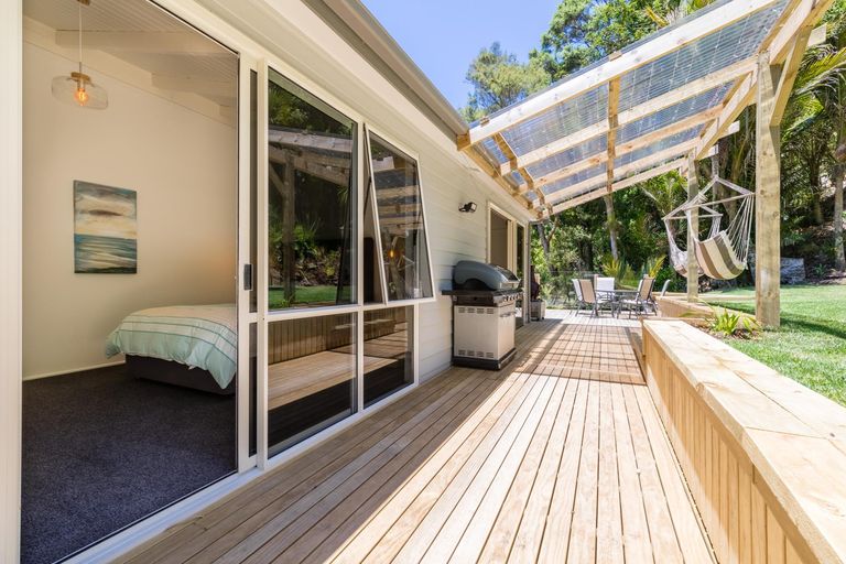 Photo of property in 2a Warner Park Avenue, Laingholm, Auckland, 0604