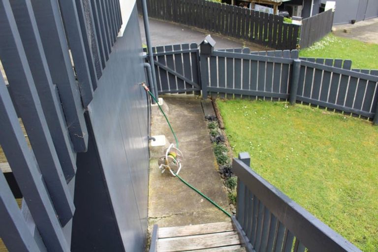 Photo of property in 1/8 Louise Place, West Harbour, Auckland, 0618