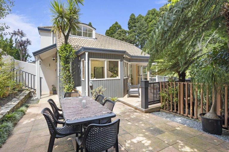 Photo of property in 1/31 Holdaway Avenue, Northcote, Auckland, 0627
