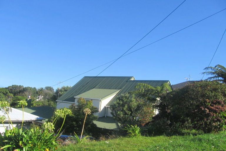 Photo of property in 19 Poto Road, Normandale, Lower Hutt, 5010