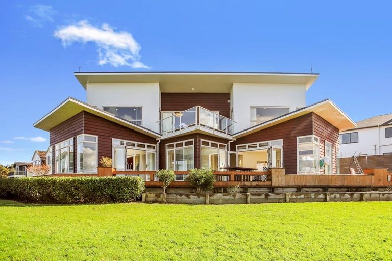 Photo of property in 51 Harbour View Road, Te Atatu Peninsula, Auckland, 0610