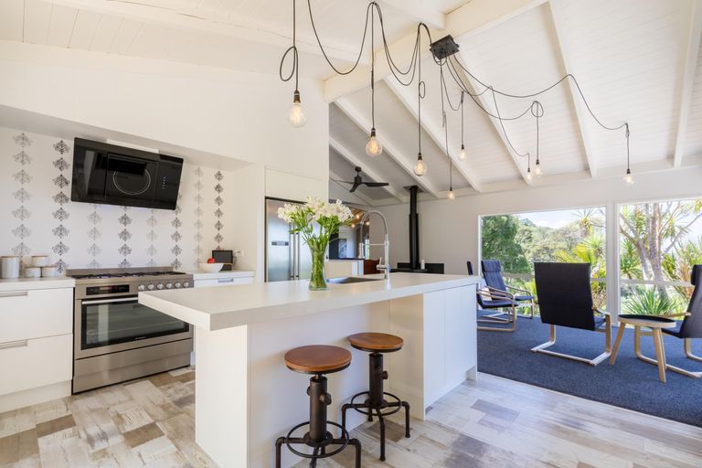 Photo of property in 2a Warner Park Avenue, Laingholm, Auckland, 0604