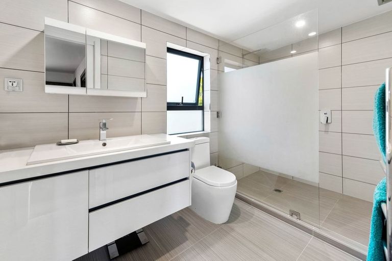 Photo of property in 2b Pah Road, Kawaha Point, Rotorua, 3010