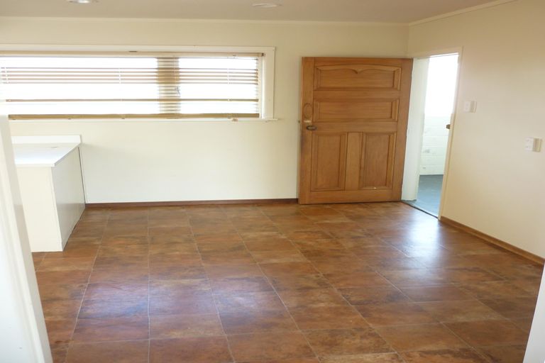 Photo of property in 186 Waimumu Road, Massey, Auckland, 0614
