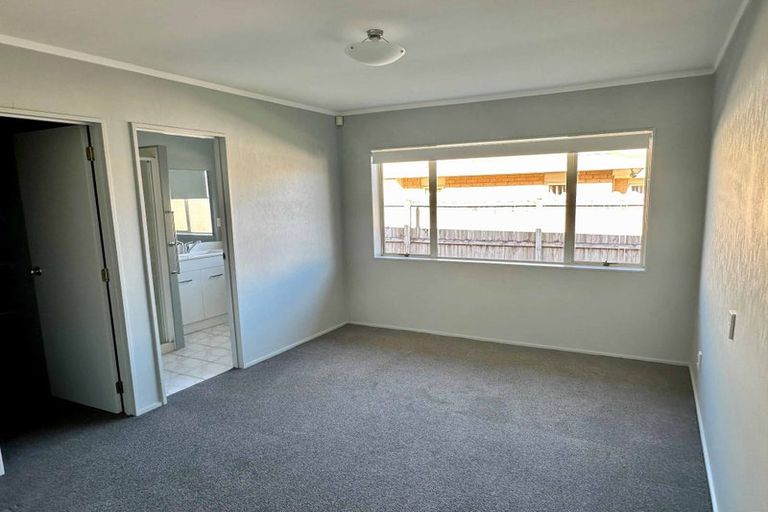 Photo of property in 2/327 Botany Road, Golflands, Auckland, 2013