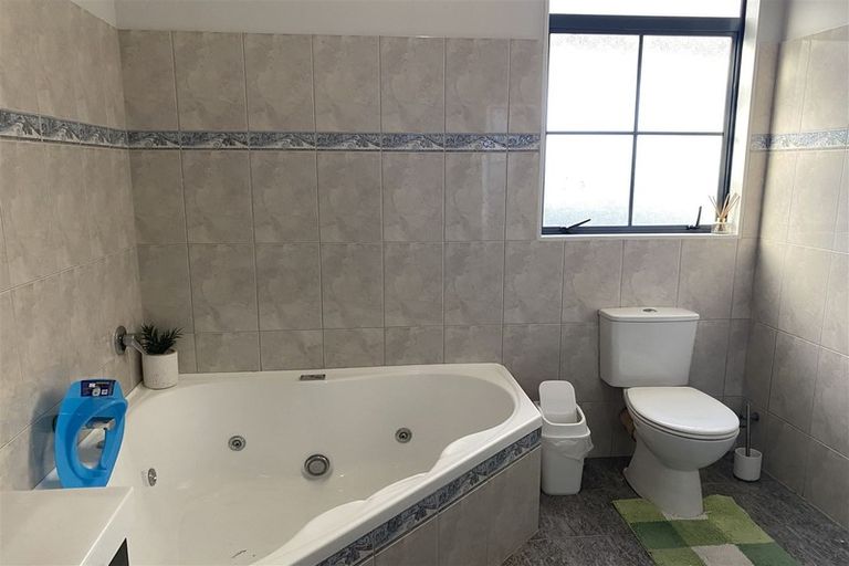 Photo of property in 15a Kiernan Place, Kelston, Auckland, 0602