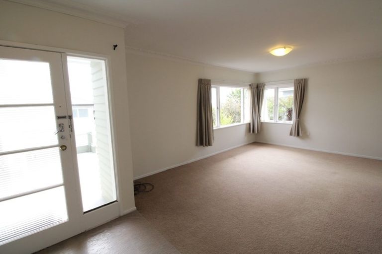 Photo of property in 519a East Coast Road, Murrays Bay, Auckland, 0630