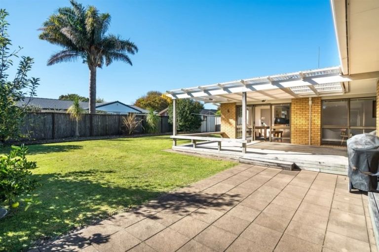 Photo of property in 10 Donzella Place, Conifer Grove, Takanini, 2112