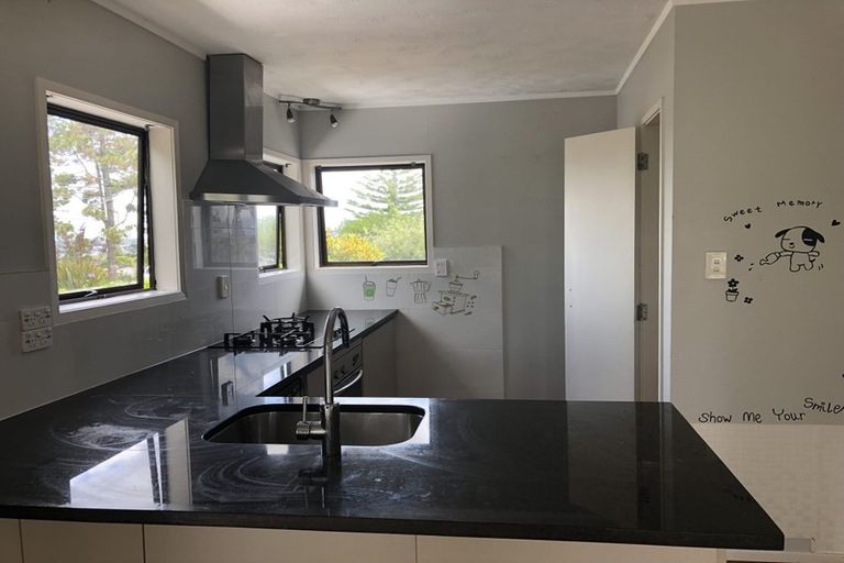 Photo of property in 2/260 Sunset Road, Windsor Park, Auckland, 0632