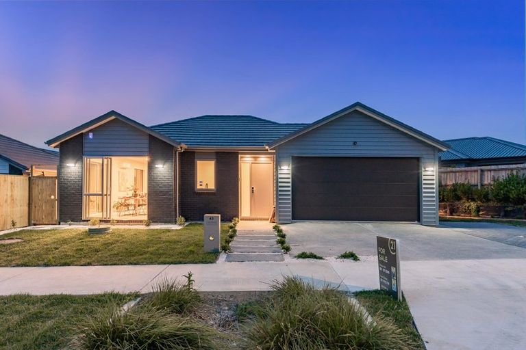 Photo of property in 43 Lumbarda Drive, Kumeu, 0810