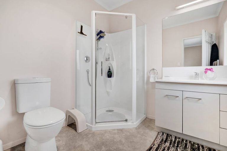 Photo of property in 5 Vardon Way, Waiwhakaiho, New Plymouth, 4312