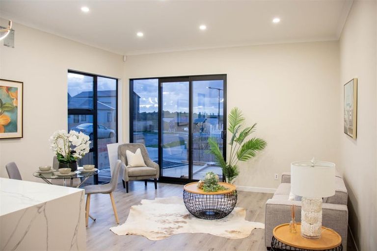 Photo of property in 16 Taiororua Avenue, Massey, Auckland, 0614