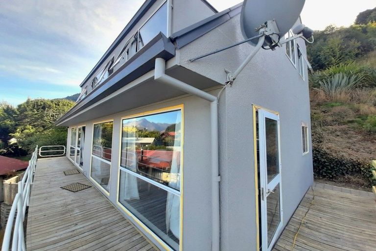 Photo of property in 32 Avalon Crescent, Fernhill, Queenstown, 9300