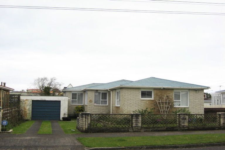 Photo of property in 11 Turakina Street, Merrilands, New Plymouth, 4312