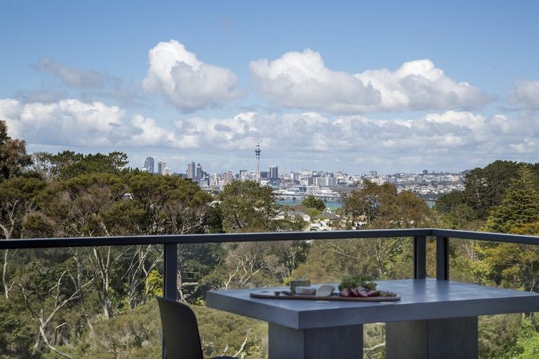 Photo of property in 8c Huka Road, Birkenhead, Auckland, 0626