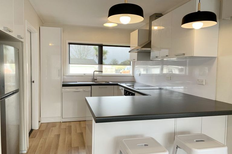 Photo of property in 1/18 Windy Ridge Road, Glenfield, Auckland, 0629