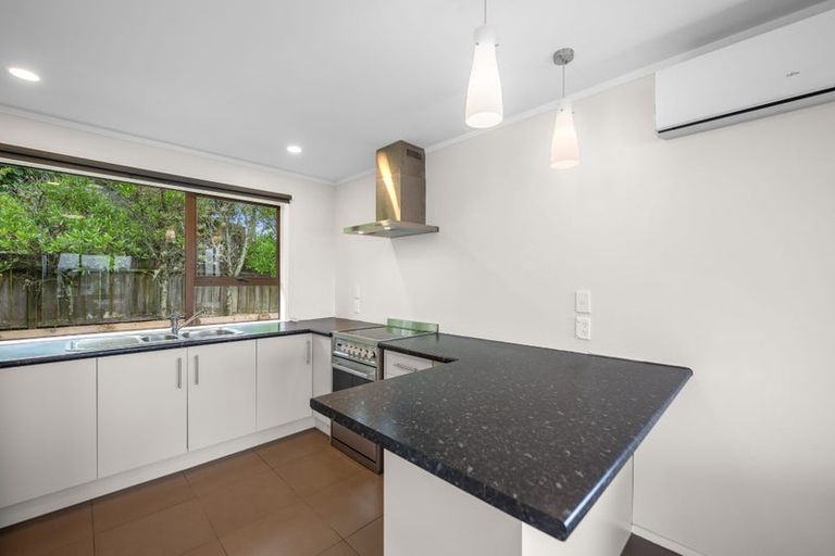Photo of property in 28 Elizabeth Drive, West Harbour, Auckland, 0618