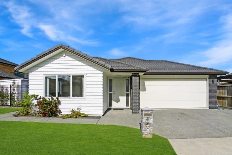 Photo of property in 4 Iwinuku Crescent, Wattle Downs, Auckland, 2103