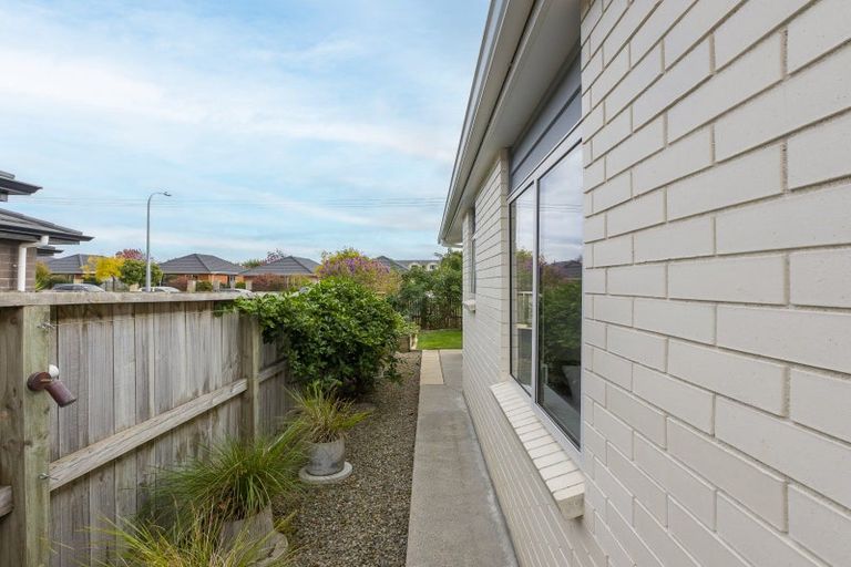 Photo of property in 23 Mahia Lane, Waikanae, 5036
