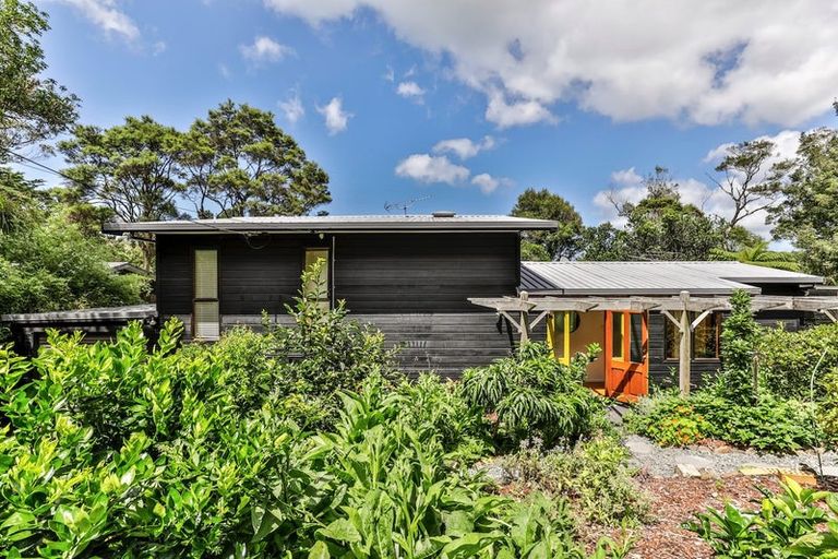 Photo of property in 37 York Road, Titirangi, Auckland, 0604