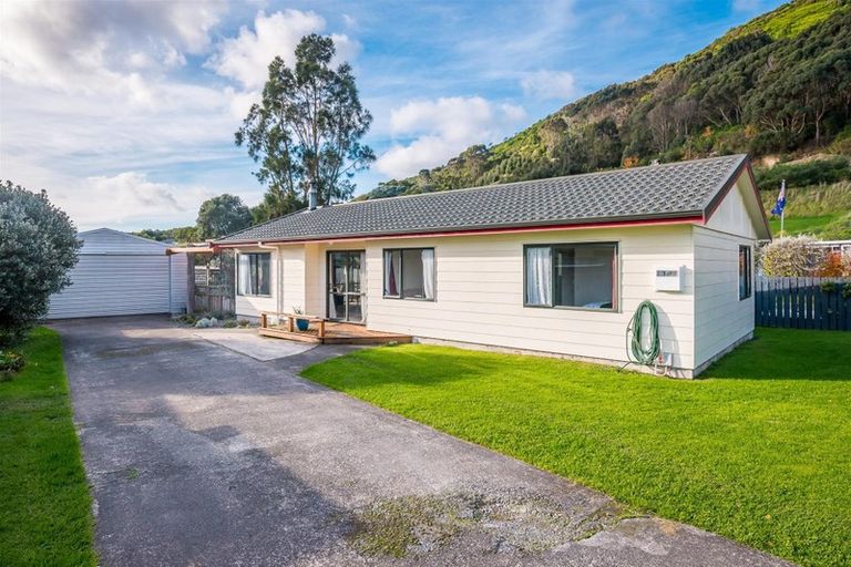 Photo of property in 3 Poneke Drive, Waikanae, 5036