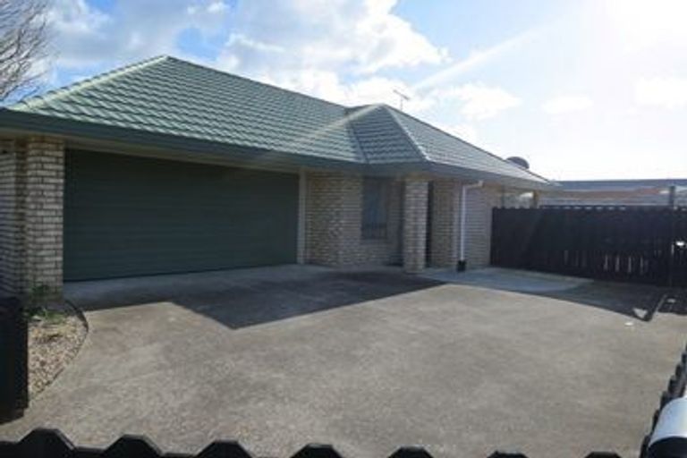 Photo of property in 70b Manuroa Road, Takanini, 2112