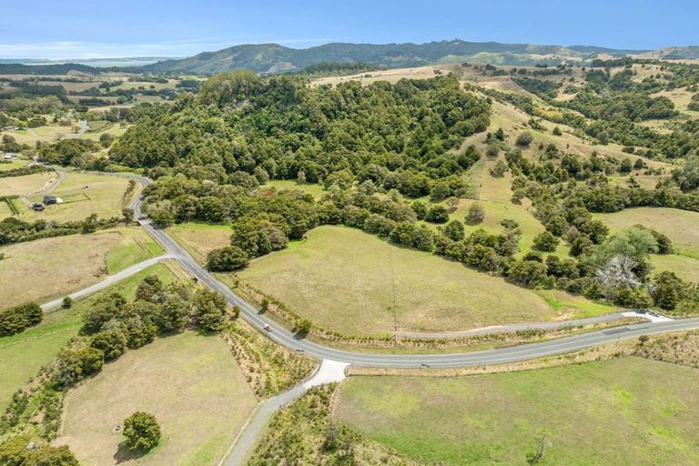 Photo of property in 645 West Coast Road, Oratia, Warkworth, 0604