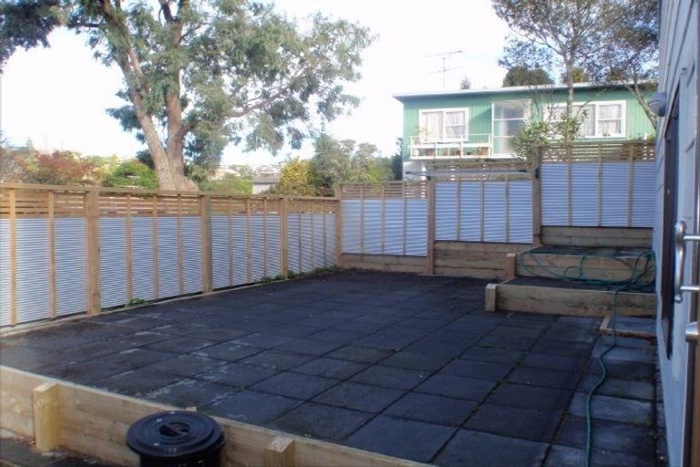 Photo of property in 1/4 Tallington Crescent, Torbay, Auckland, 0630